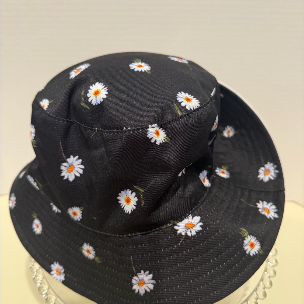 Bucket Hat Alice + Olivia Never Been Worn Reversible. One Size Fits Most